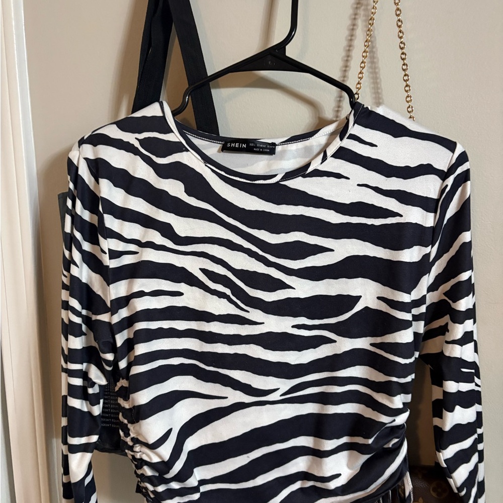 SHEIN Black & White Zebra Ruched Long Sleeve Crop Top - Picture 3 of 5